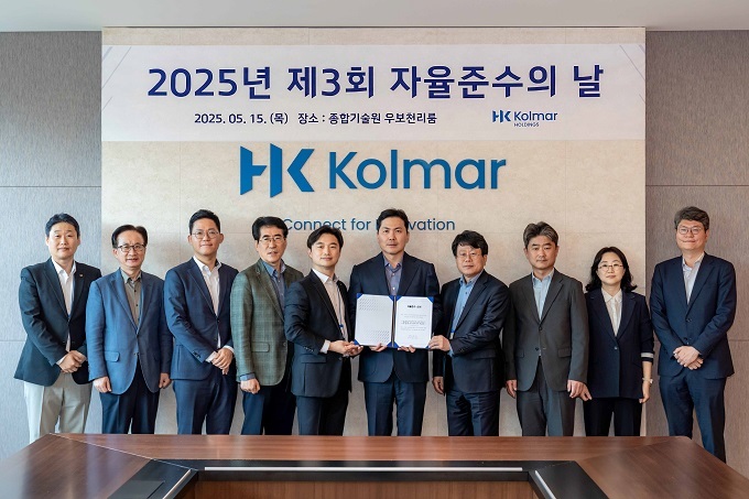 윤상현 콜마홀딩스 부회장(오른쪽 다섯번째)과 임직원들이 한국콜마 종합기술원 우보천리룸에서 ‘제3회 자율준수의 날’ 행사를 개최하고 기념사진을 촬영하고 있다.