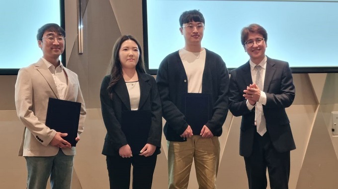 우수 논문상을 수상한 송상훈·윤믿음·김민섭 씨(사진 왼쪽부터). 오른쪽은 황재성 대한화장품학회장.