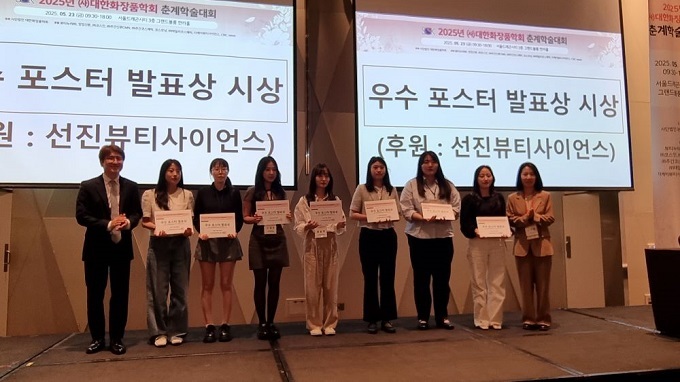 우수 포스터 발표상 시상자와 황재성 학회장이 기념 촬영했다.