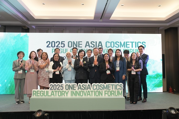 오유경 식약처장이 9개국 규제당국자와 '2025 원아시아 화장품 규제혁신 포럼'에서 기념촬영 했다.