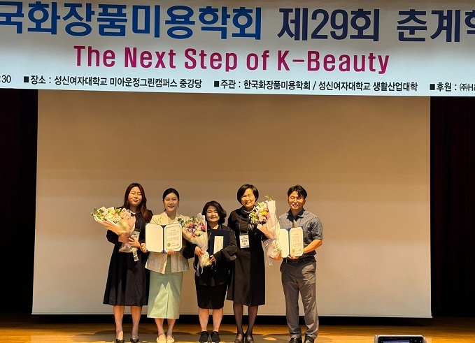 우수논문상을 수상한 수상자들.(왼쪽부터 복정은 박사, 류상희 박사, 남정희 석사, 조선영 회장, 모상현 대표)