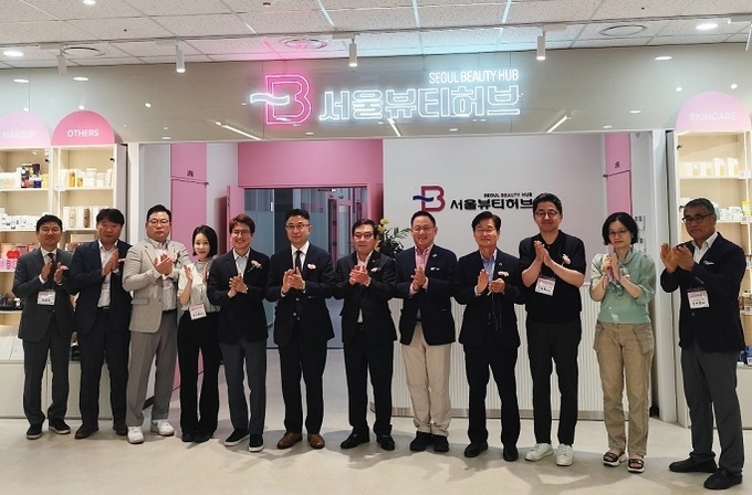 서울뷰티허브 개관을 축하하는 내빈들이 기념촬영 했다.