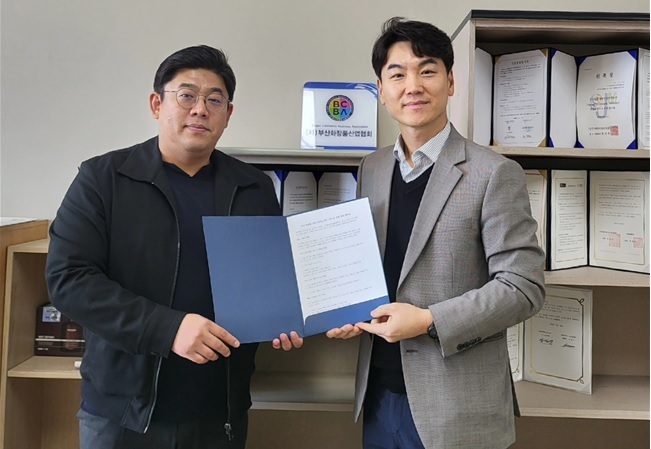 토아스 정수복 대표(오른쪽)와 김규혼 부산화장품산업협회장(왼쪽)이 상생 협력 협약을 맺고 포즈를 취했다.