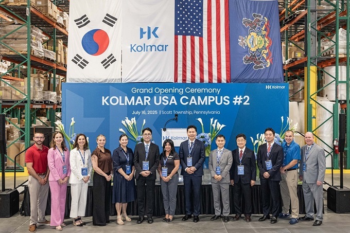 콜마USA 제2공장 준공식에서 윤상현 부회장을 비롯한 한국콜마 관계자들과 펜실베니아주 주요 인사들이 기념사진을 촬영하고 있다. (윤상현 콜마그룹 부회장(사진 오른쪽에서 6번째), 허용철 콜마USA 대표이사 사장(사진 오른쪽에서 4번째), 브리짓코시에로스키펜실베니아주 하원의원(사진 왼쪽에서 2번째)