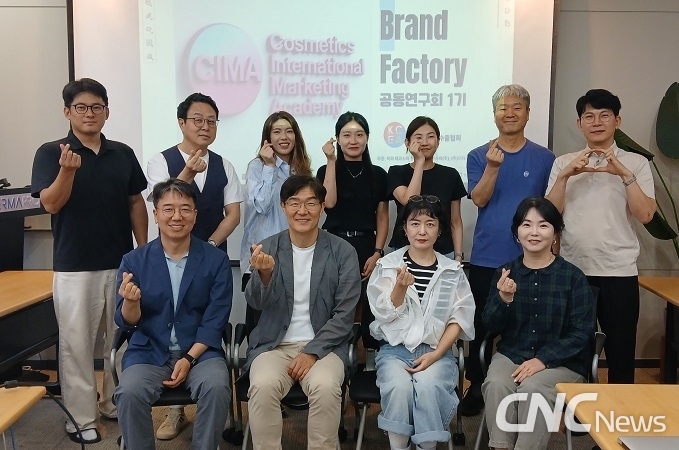 화수협의 브랜드 팩토리 공동연구회 1기 개강식이 17일 더마프로 회의실에서 열렸다.