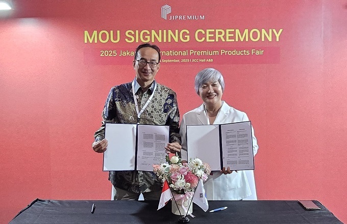 ㈜대한뷰티산업진흥원은 독자 보유기술로 개발한 '하이온 개인맞춤형 앰플셀렉션 8종'을 인도네시아 유통채널 PT SMU와 총판 계약을 맺었다고 밝혔다. (사진 오른쪽이 강유안 대표)