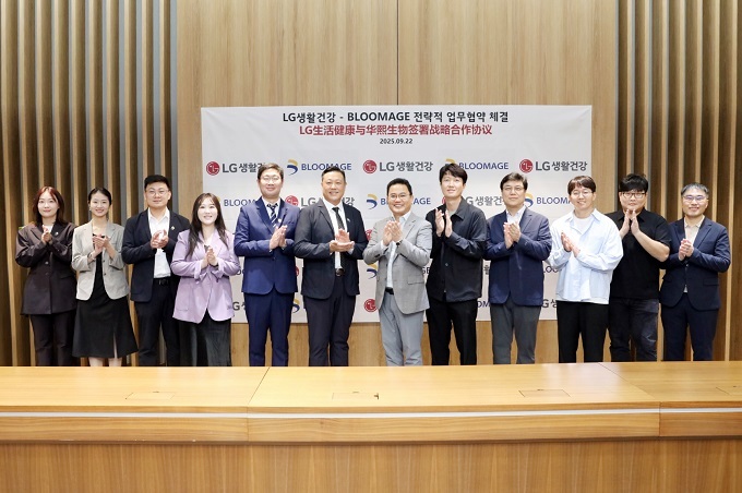 LG생활건강 강내규 CTO(오른쪽에서 여섯번째)와 블루메이지 조우송앤 부사장(왼쪽에서 여섯번째)이 22일 서울 마곡동 LG사이언스파크에서 업무협약식 기념사진을 촬영하고 있다.