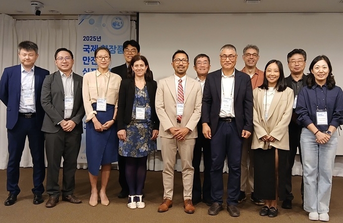 대한화장품산업연구원(KCII, 원장 조신행)이 주최하는 ‘2025 국제 화장품 안전성 삼포지엄’에 참석한 글로벌 전문가들이 기념촬영을 하고 있다.