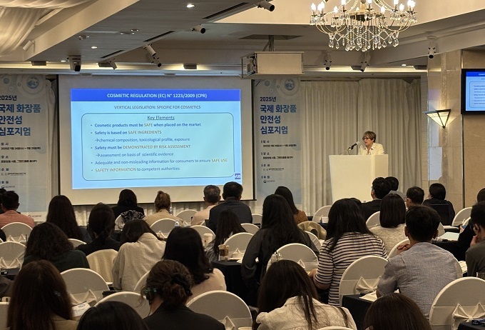 SCCS 공동의장 Vera Rogiers 교수는 최신 규제 연구와 EU 현장 경험, 내분비계 교란물질 및 염모제 사례를 종합적으로 다루며 NGRA의 산업적 적용 방안을 심도 있게 제시해 큰 호응을 얻었다.