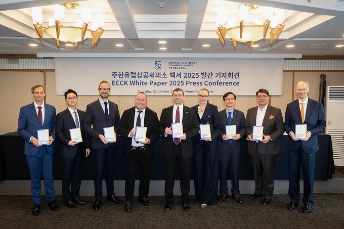 (좌측부터) 월터반하툼(Walter van Hattum) 주한유럽연합대표부경제통상부문공사참사관| 이현승ECCK 에너지및환경위원회위원장 | 프랑수아피올레(François Piolet) ECCK항공및방위위원회위원장| 스테판언스트(Stefan Ernst) ECCK 총장| 토마스카소(Thomas Caso) ECCK 식품위원회위원장 | 안나마리아보이(Ana-Maria Boie) 헬스케어위원회위원장| 김홍중ECCK 승용차위원회위원장 | 프란츠호튼 (Frantz Hotton)ECCK 주류위원회부위원장| 필립반후프(Philippe van Hoof)ECCK 회장