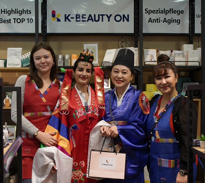 네모브랜즈 조성선 대표(사진 오른쪽에서 두 번째)가 한복을 입고 직접 K-뷰티 제품을 소개하고 있다.