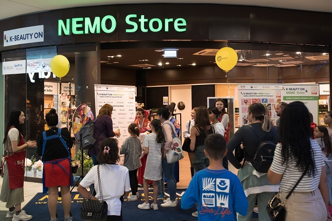독일 슈투트가르트의 K-뷰티 전문매장 '네모 스토어' 팝업 행사에서 오픈런이 벌어졌다.