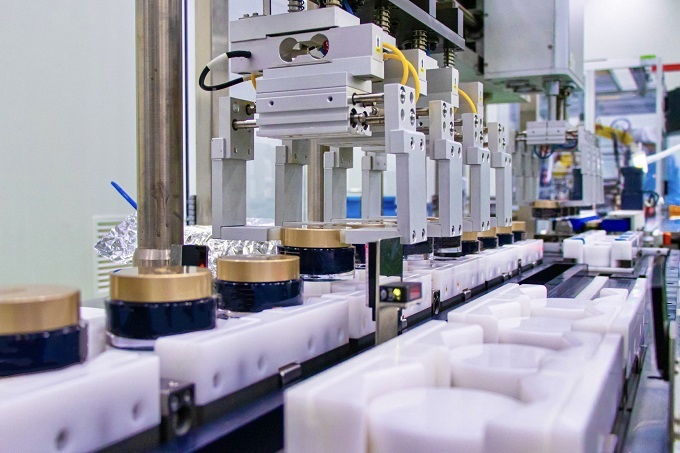 한국콜마 세종공장의 공정 라인.