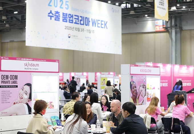 21일 일산 킨택스에서 열린 「2025 수출 붐업코리아 위크」 수출 상담회에서 해외 바이어들이 국내 기업과 수출 상담을 진행하고 있다.
