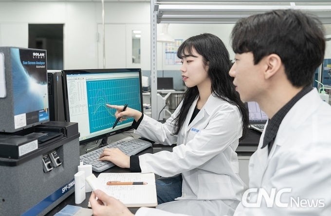 한국콜마 연구원이 자외선차단 기술 관련 연구를 진행하고 있다.