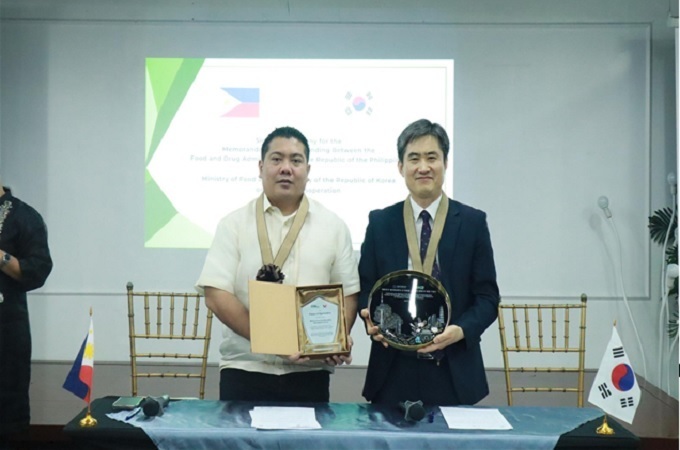 지난 4월 한-필 간 화장품 분야 규제협력 및 교류 MOU를 맺었다.(사진 신준수 바이오생약국장(오른쪽)과 필리핀 식약청 Dr. Samuel A. Zacate 청장)