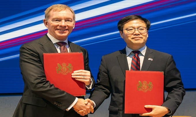 여한구 산업통상부 통상교섭본부장은 2025. 12. 15.(월,현지시간) 영국 런던에서 크리스 브라이언트(Chris Bryant) 영국 산업통상부 통상담당장관과 한-영 FTA 개선 협상을 타결하고 이를 확인하는 공동선언문 서명식을 가졌다.