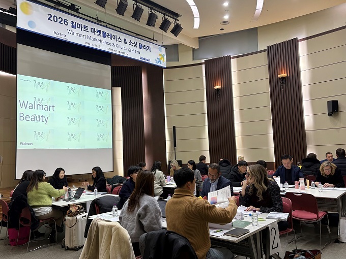 코트라는 1월 21일 IKP 1층 세미나실에서 ‘2026 월마트 마켓플레이스 소싱플라자 상담회’를 개최했다. 뷰티 및 퍼스널케어 국내기업과 월마트 방한단이 상담을 진행하고 있다.