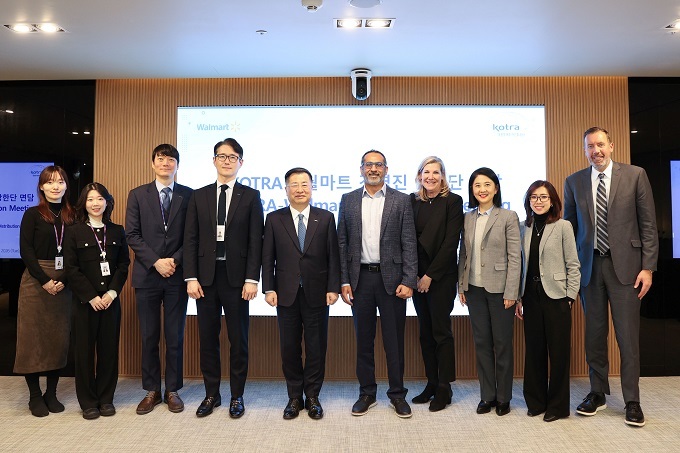 코트라는 1월 20일 서울 서초구 코트라 본사에서 월마트 경영진 방한단과 소비자 수출 확대 및 미국 유통망 진출 관련 면담을 진행했다. 강경성 코트라 사장(왼쪽에서 다섯 번째) 및 코트라 관계자와 월마트 경영진 5인이(왼쪽 여섯 번째부터) 면담 후 기념촬영을 하고 있다.