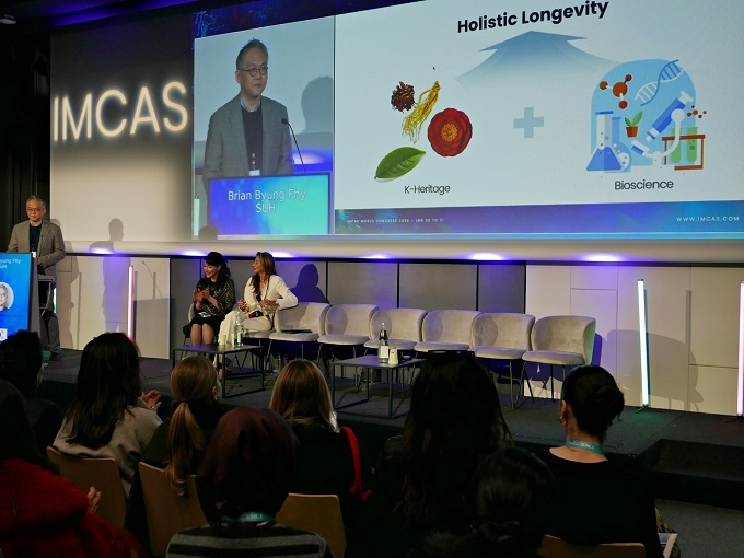 아모레퍼시픽 서동휘 CTO가 IMCAS에서 '홀리스틱 롱제비티 솔루션' 기술 비전을 공개했다.