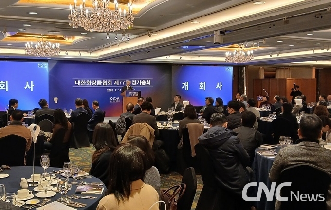 서경배 회장은 개회사에서 “화장품은 2년 연속 수출 100억달러를 돌파하며, 국가 브랜드 가치를 견인하는 핵심 산업으로 위상을 확고히 했다”고 평가했다.