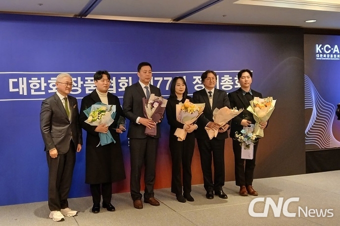 서경배 회장은 화장품산업 발전 및 협회 기여가 높은 수상자에게 공로패를 전달하고 기념촬영 했다.(사진 왼쪽부터 서경배 회장, 길태윤(길기우 대리 수상) 코스인 기자, 보건복지부 박선업 민간전문가, 안전평가원 기현아 주무관, 안전평가원 윤태형 보건연구관, 식약처 이용준 주문관)