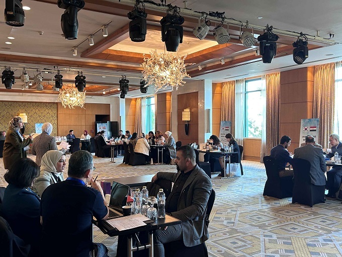 코트라는 2월 11일(현지시간) 이집트 카이로에서 ‘한-이집트 비즈니스 상담회’를 공동 개최했다. 행사에 참가한 양국 기업 관계자들이 수출 및 협력 방안을 논의하며 1:1 비즈니스 상담을 진행하고 있다.