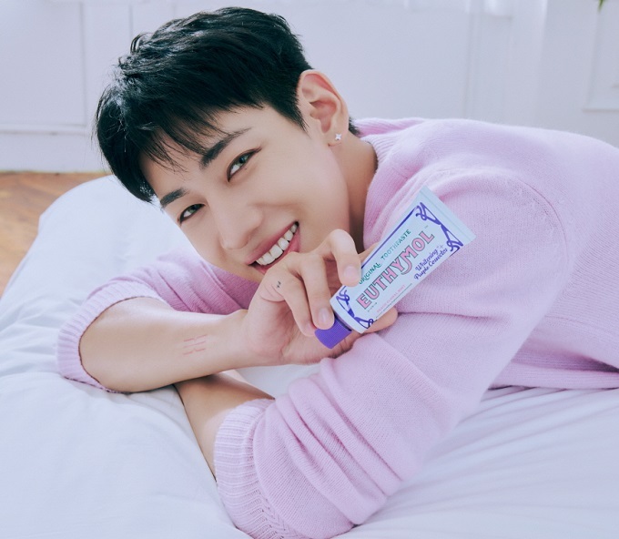 유시몰 동남아 모델 GOT7(갓세븐) 뱀뱀 & 화이트닝 퍼플코렉터 치약.