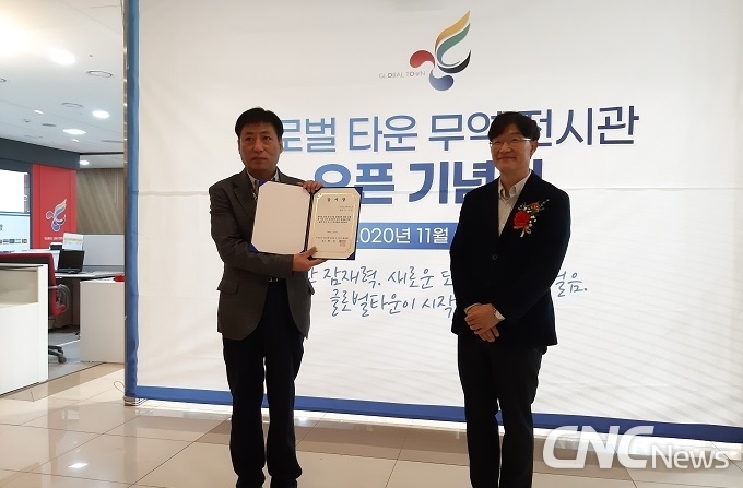 (주)넥스트앤넥스트 김부한 대표(왼쪽)가 오픈식에서 한국화장품중소기업수출협회 박진영 회장(오른쪽)에게 감사장을 주고 있다.